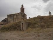 Entrada a una bodega (En primer plano las hay a montones)